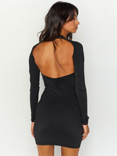 Langärmliges Kleid mit V-Ausschnitt und Cut-outs